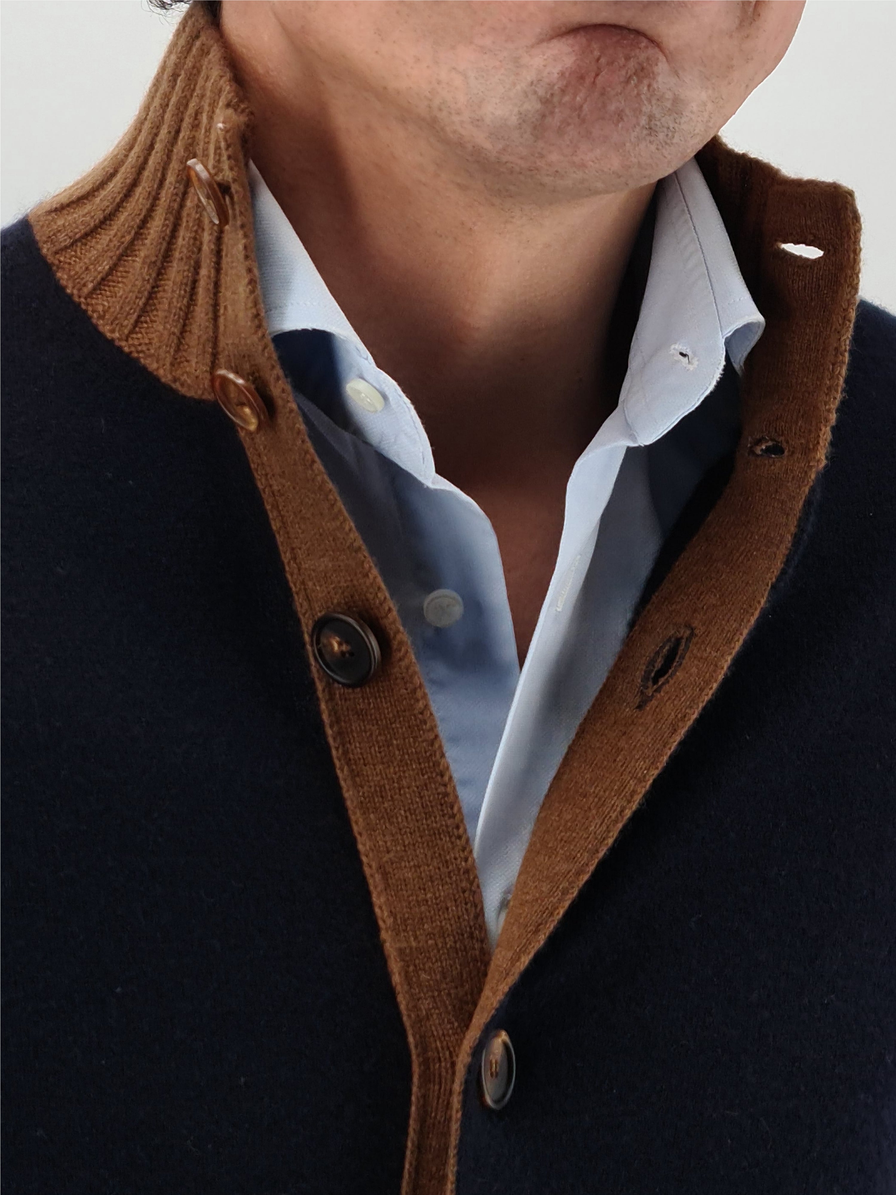 8 Bottoni Bourbon Blue 100% Cashmere