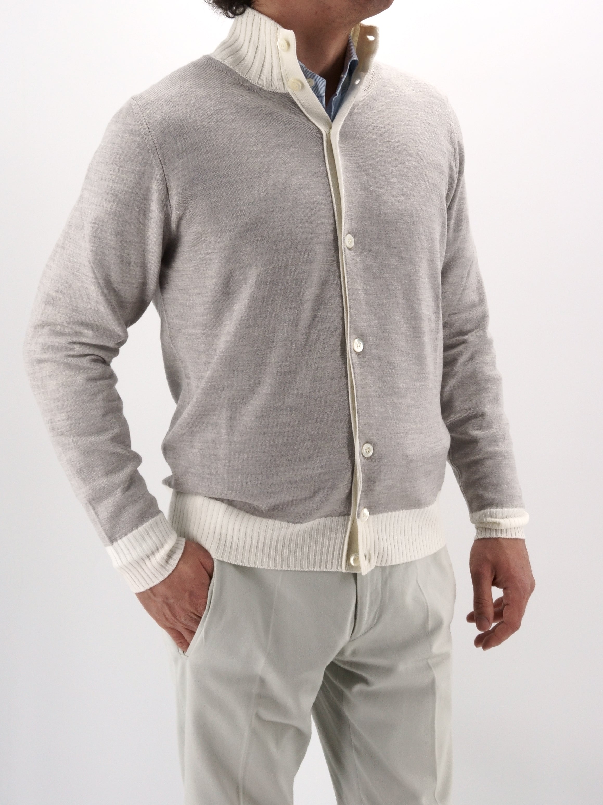 8 Buttons Ultralight Pearl Grey 100% Wool